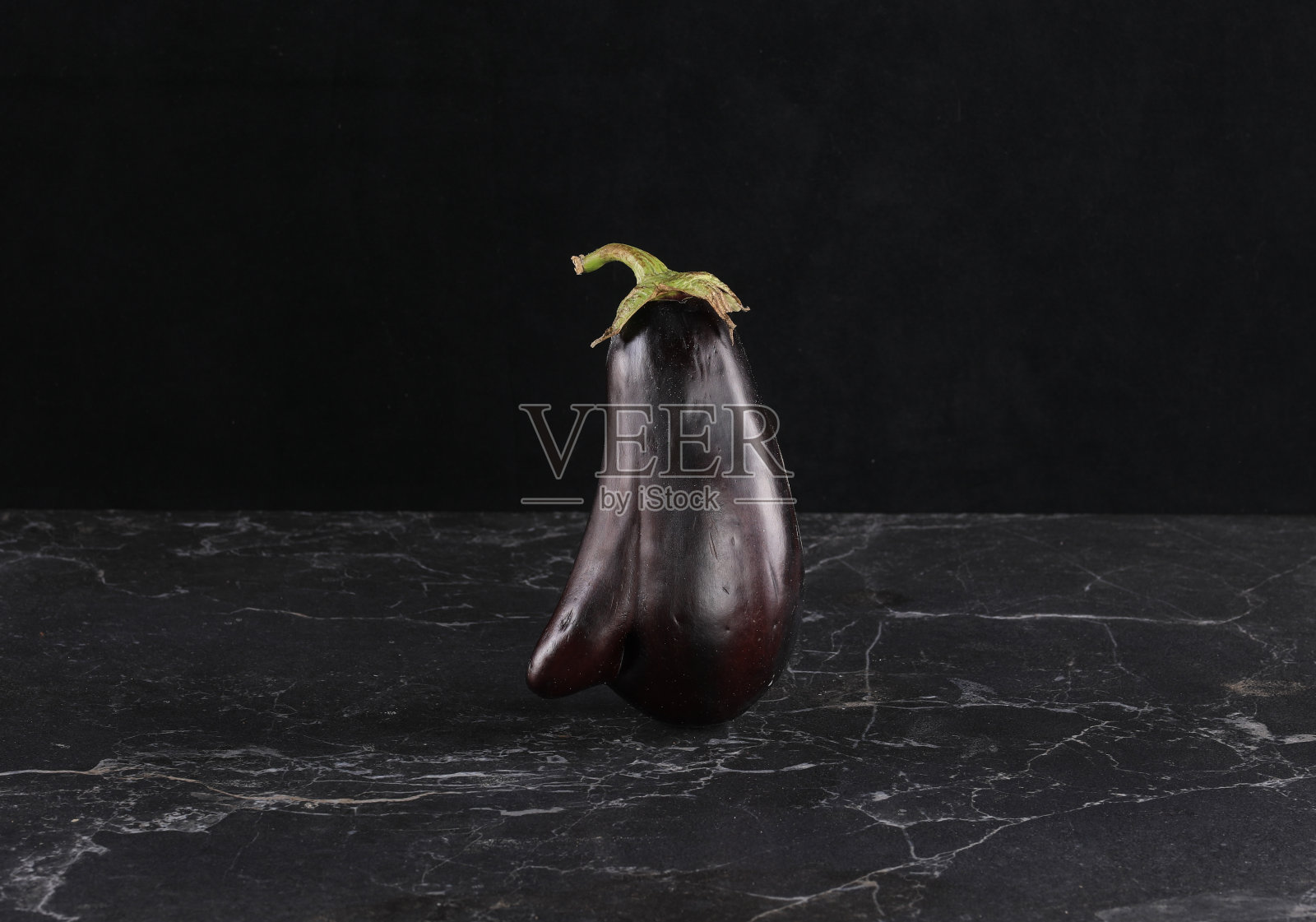 有趣的茄子在黑色的背景照片摄影图片
