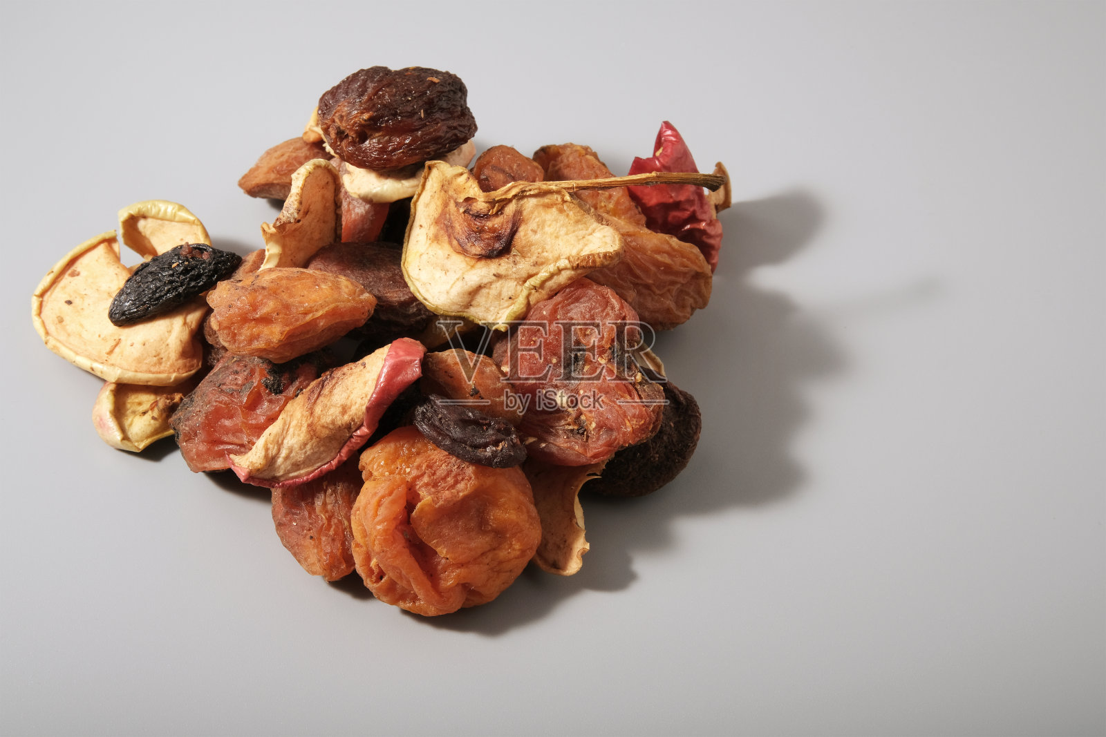 堆果脯混合物,肮脏的天然有机苹果干和葡萄干与杏子和李子,复制空间照片摄影图片