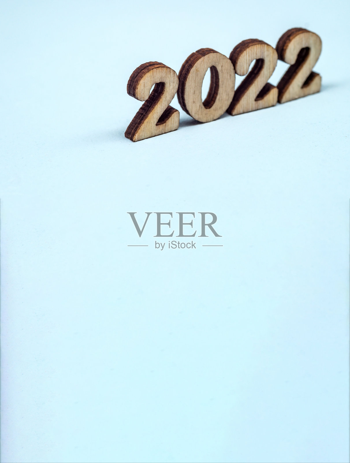 数字2022在蓝色背景。木制的数字2022。照片摄影图片
