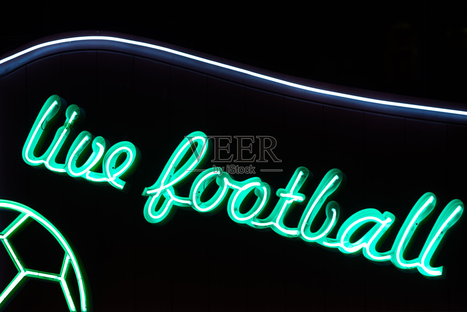 酒吧里直播足球的霓虹灯招牌照片摄影图片