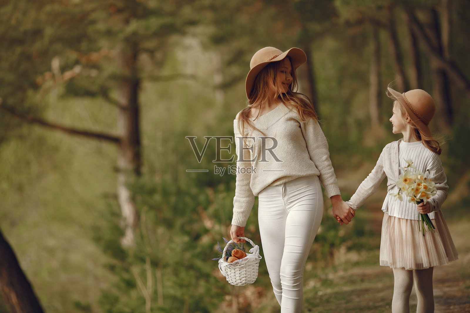 优雅的母亲和女儿在夏天的森林里照片摄影图片