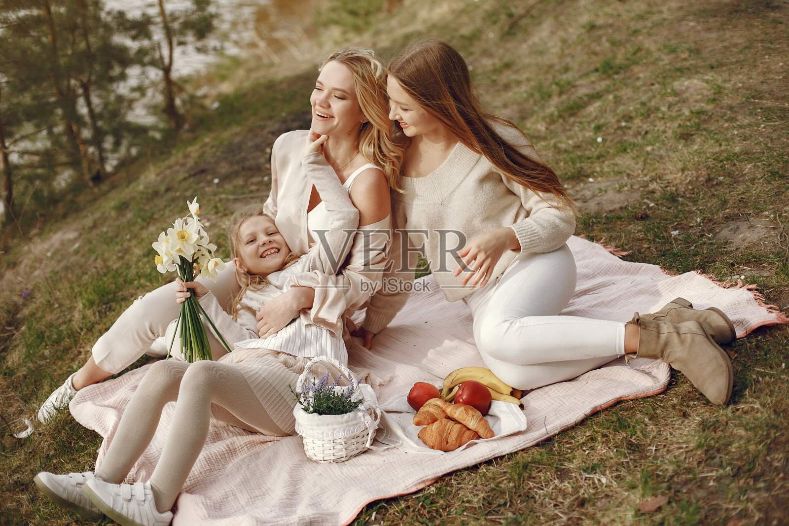 夏日森林里,优雅的母亲带着孩子们照片摄影图片