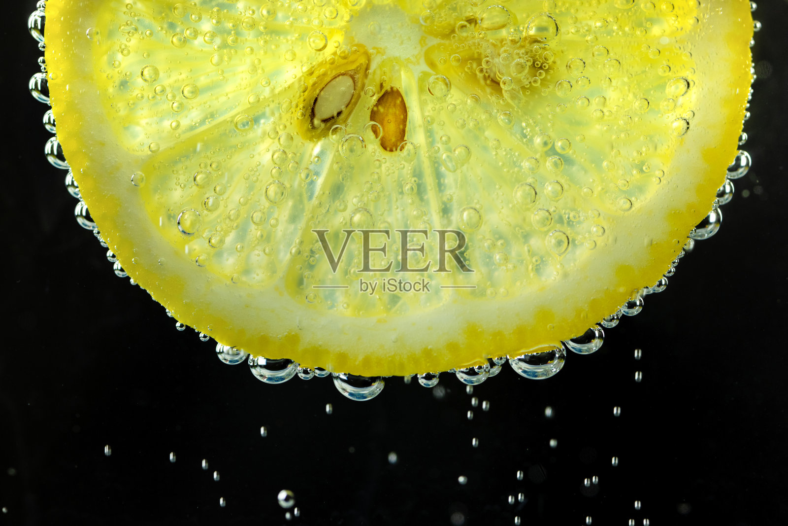 柠檬和酸橙滴入气泡水,果汁提神照片摄影图片