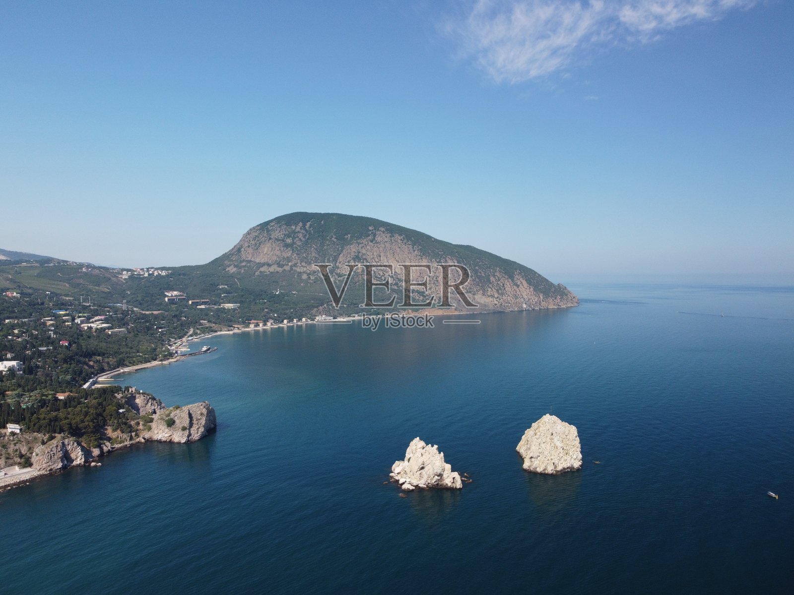 GURZUF,克里米亚-航空全景GURZUF湾与熊山Ayu-Dag和岩石Adalary, Artek -最大的孩子度假营。雅尔塔地区,克里米亚半岛南海岸照片摄影图片