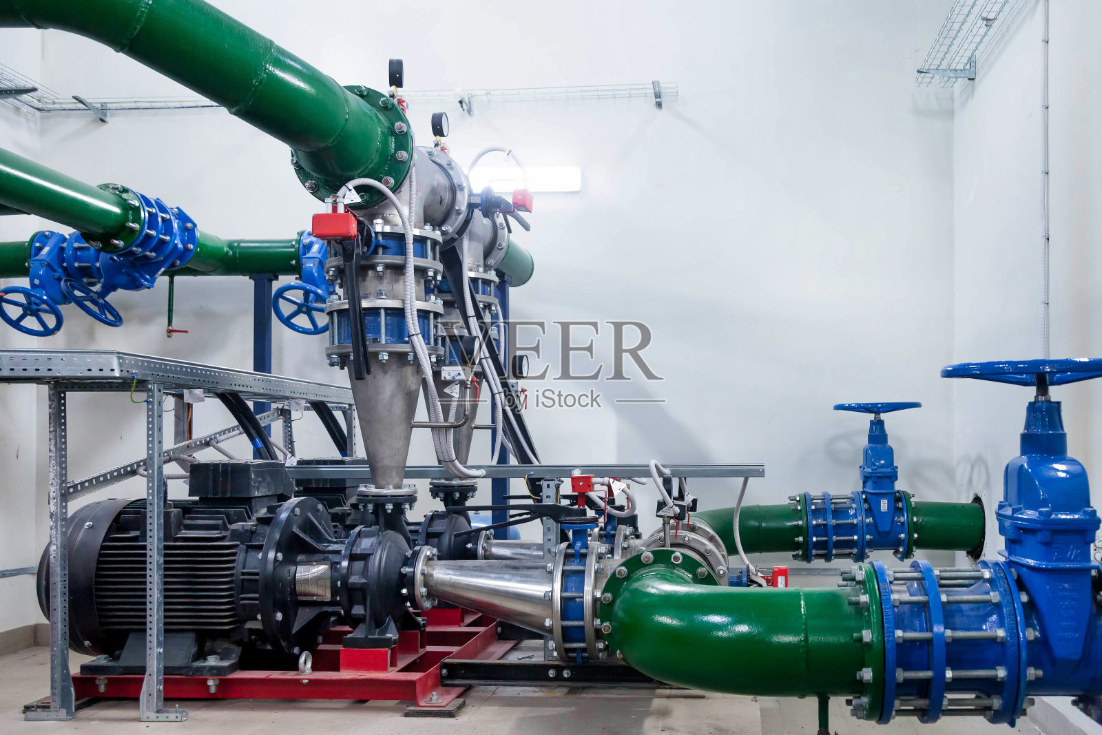 工业内部的水泵,阀门,压力表照片摄影图片