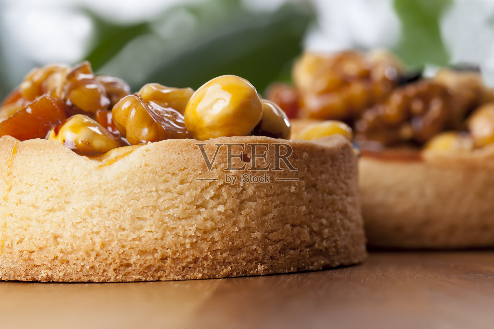 坚果馅饼,上面覆盖一层液态焦糖照片摄影图片