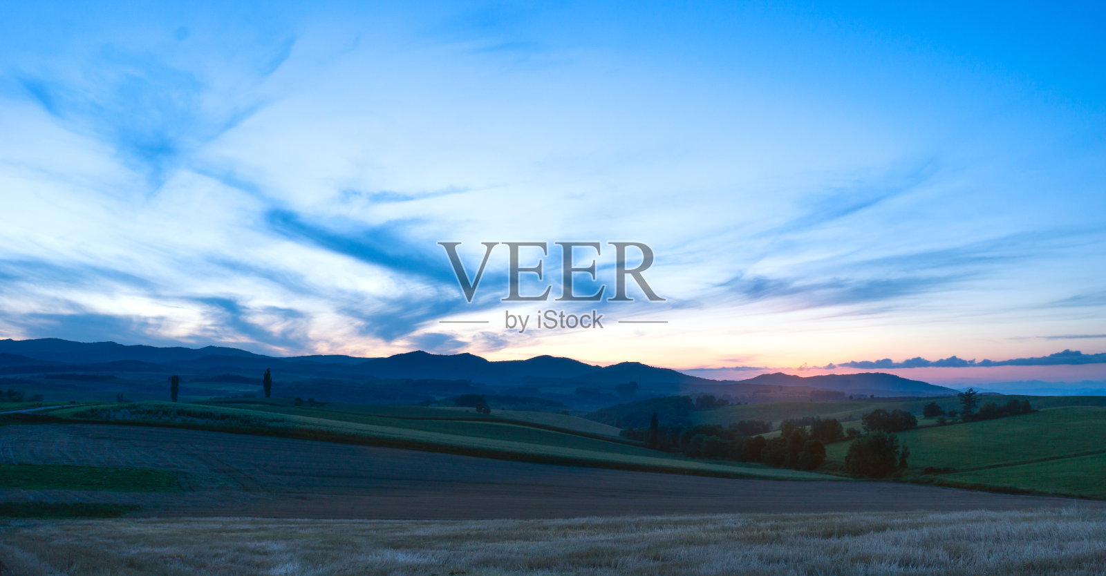 景观偏执狂的田野和黄昏日落的天空在日本。照片摄影图片