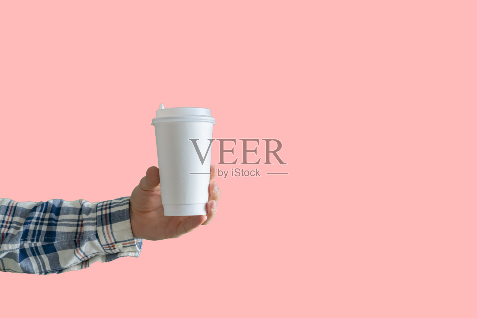 手里拿着一个空咖啡纸杯外卖在街上照片摄影图片