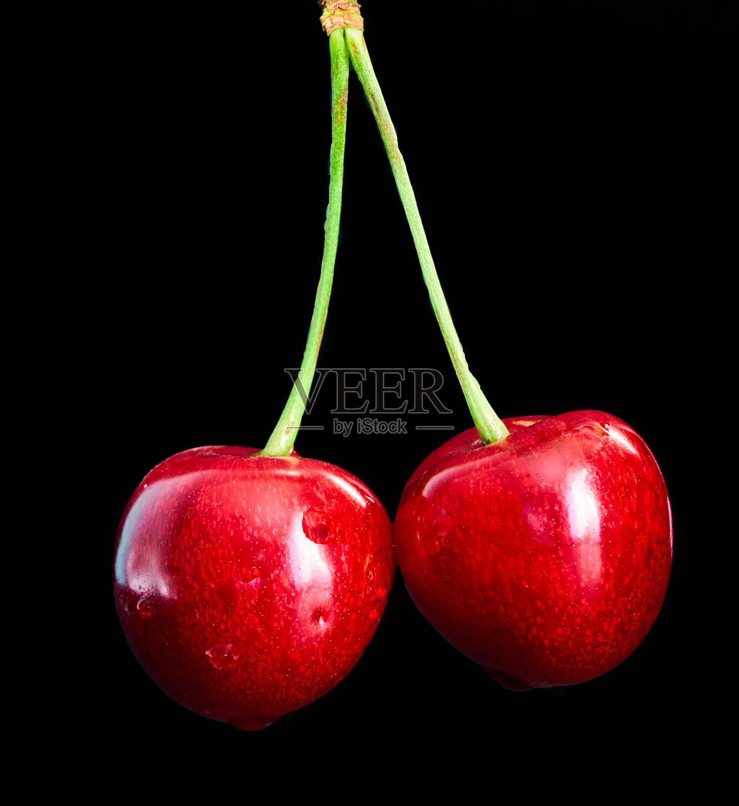 红色的樱桃放在黑色的背景上照片摄影图片