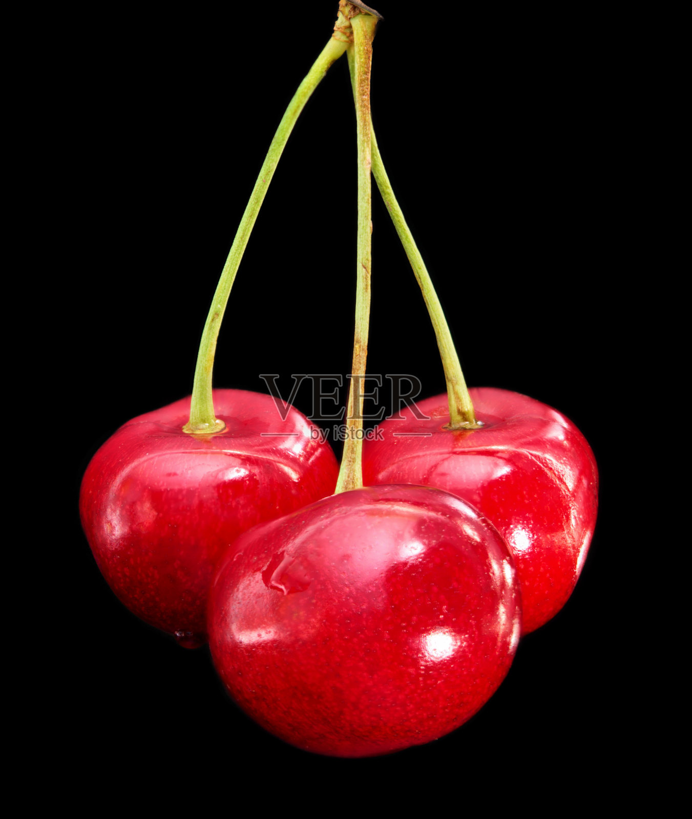 红色的樱桃放在黑色的背景上照片摄影图片