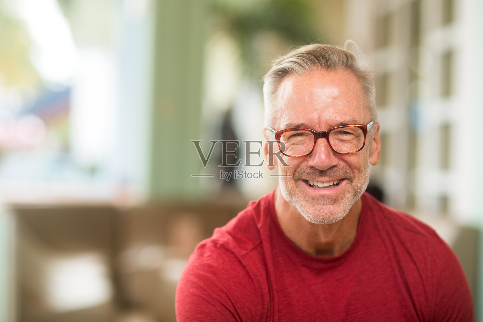 一个英俊成熟的男人的肖像照片摄影图片