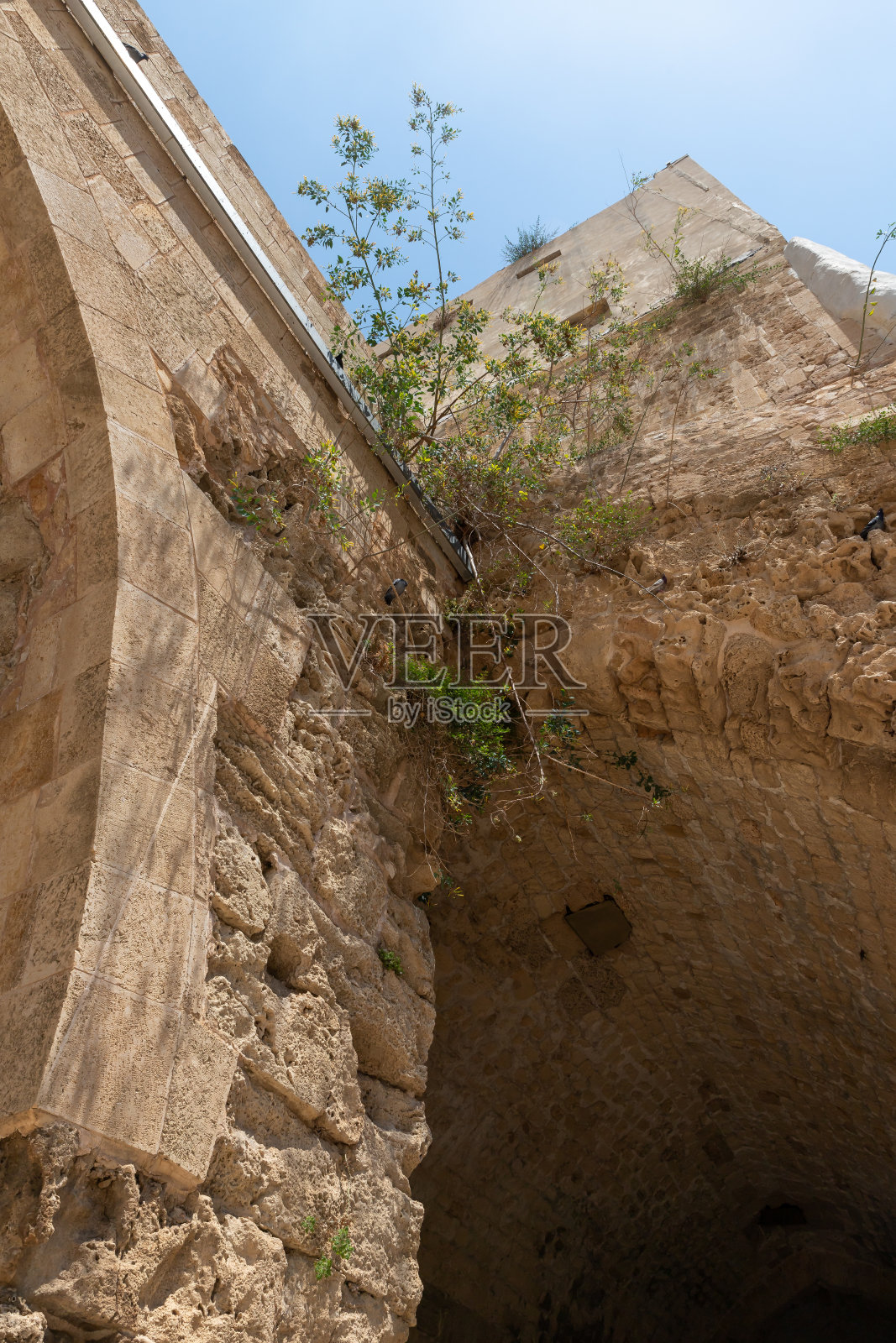 以色列北部阿卡古城十字军堡垒庭院中的堡垒墙遗迹照片摄影图片