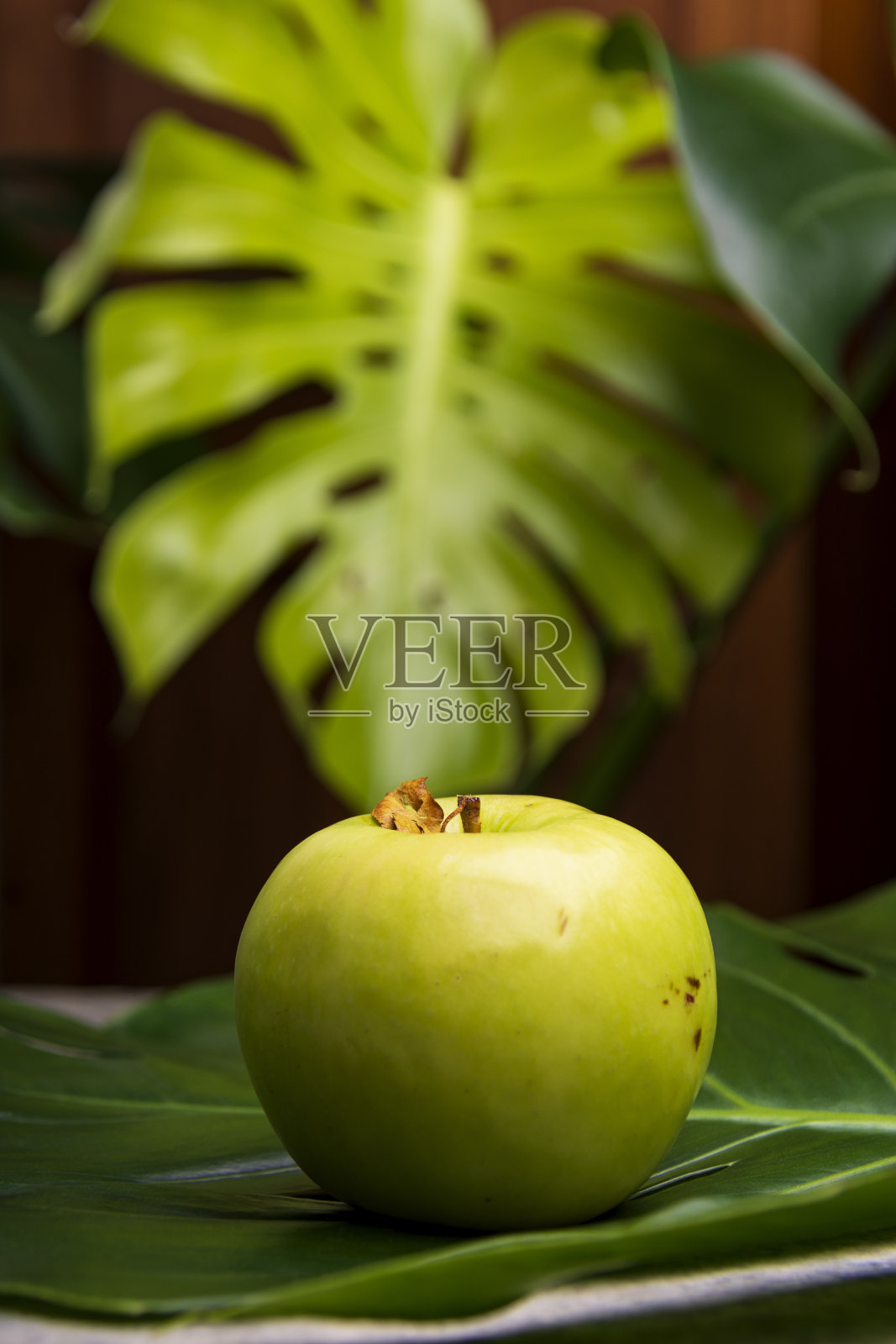 绿苹果和绿叶子照片摄影图片