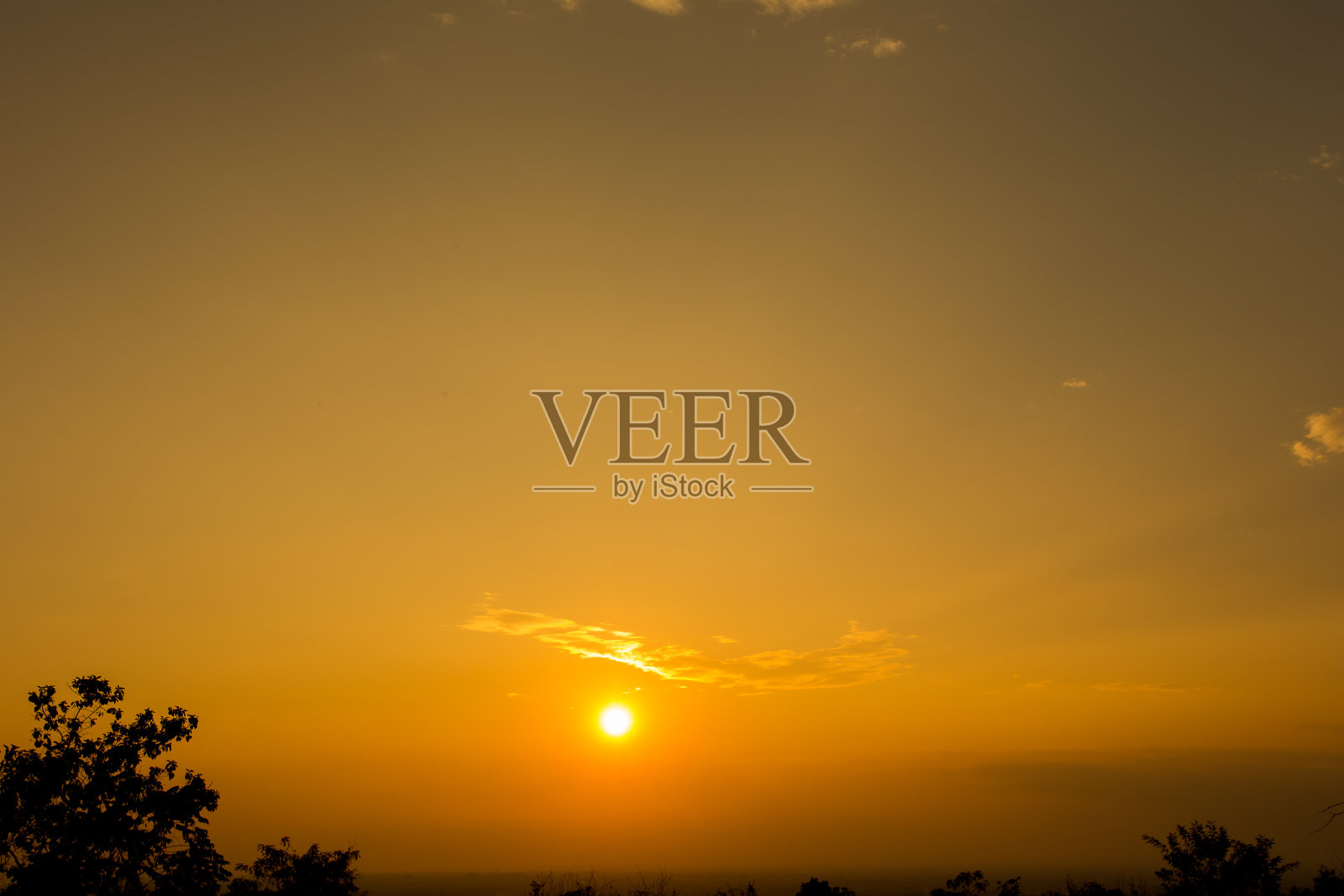 日出时,绚丽多彩的天空和云彩。有太阳背景的天空照片摄影图片