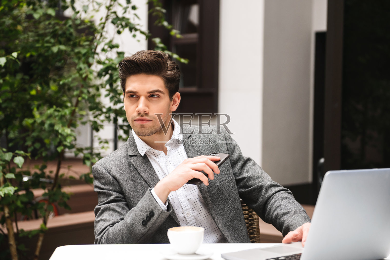 一个严肃的年轻商人的肖像照片摄影图片