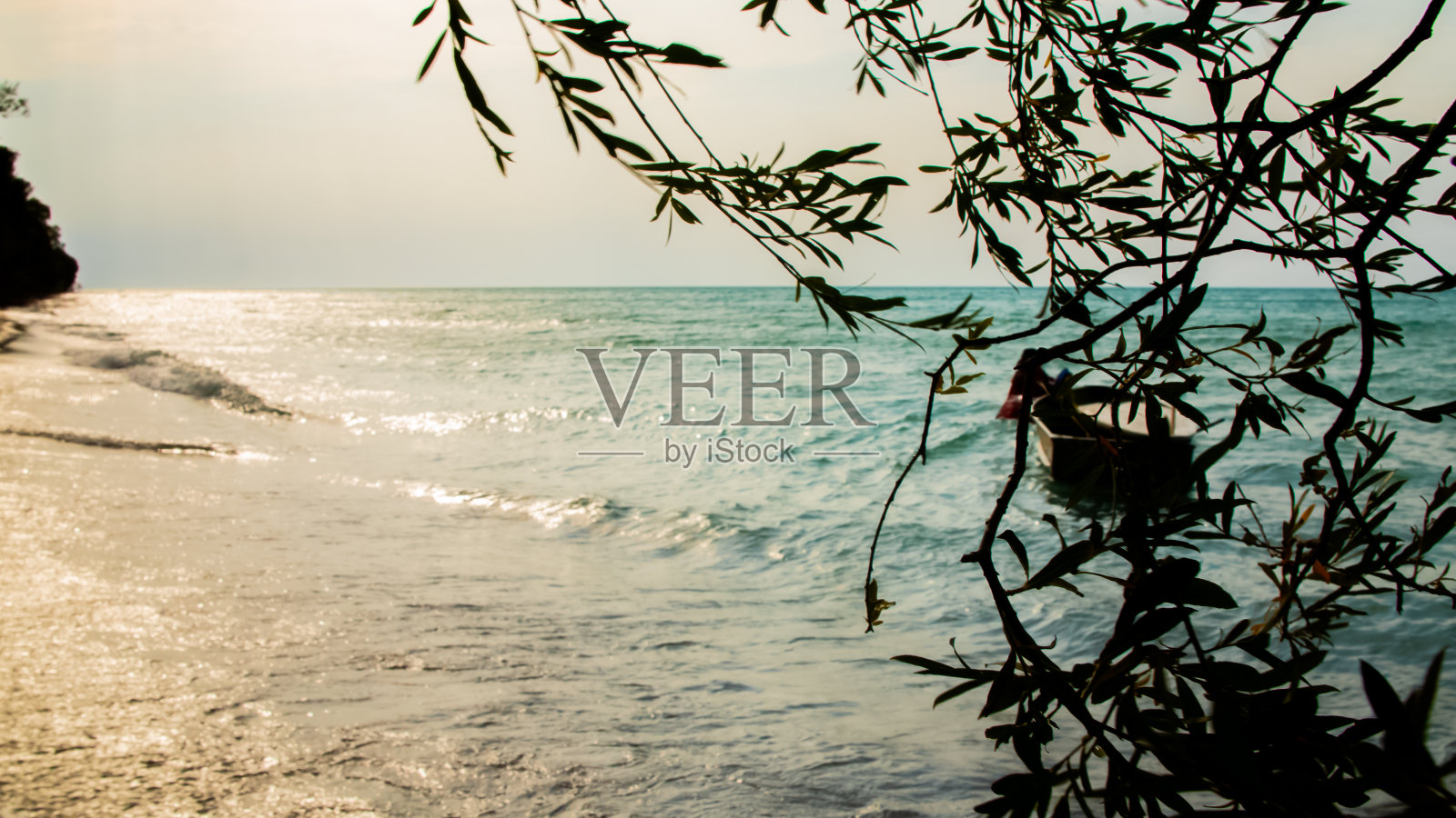 穿着红布的海盗驾着船在蓝色的湖里航行照片摄影图片