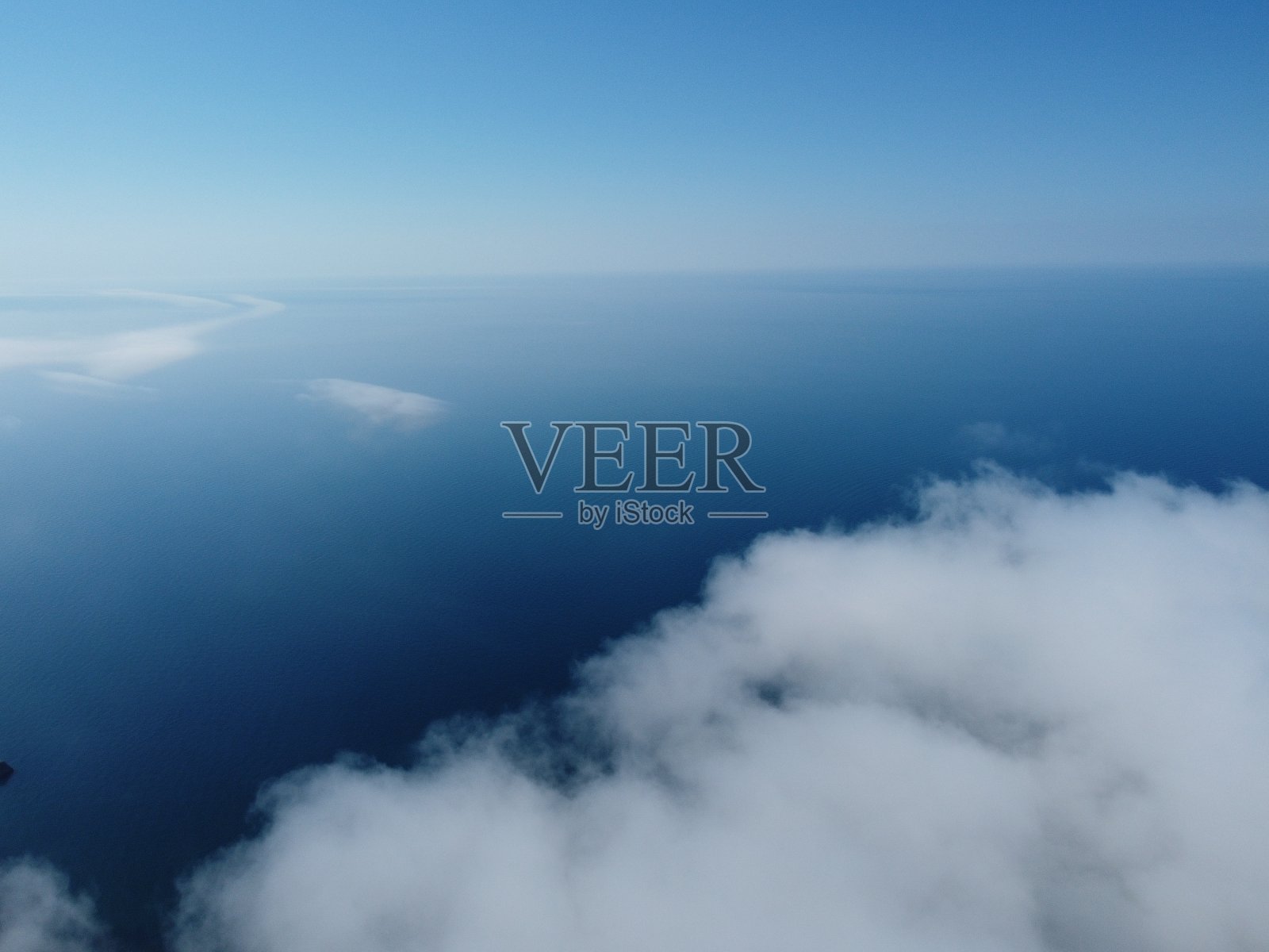 抽象的空中自然夏季海洋日落海洋和天空背景。自然天空由蓬松的积云组成。天空置换复合材料。假日、度假、休闲的概念照片摄影图片