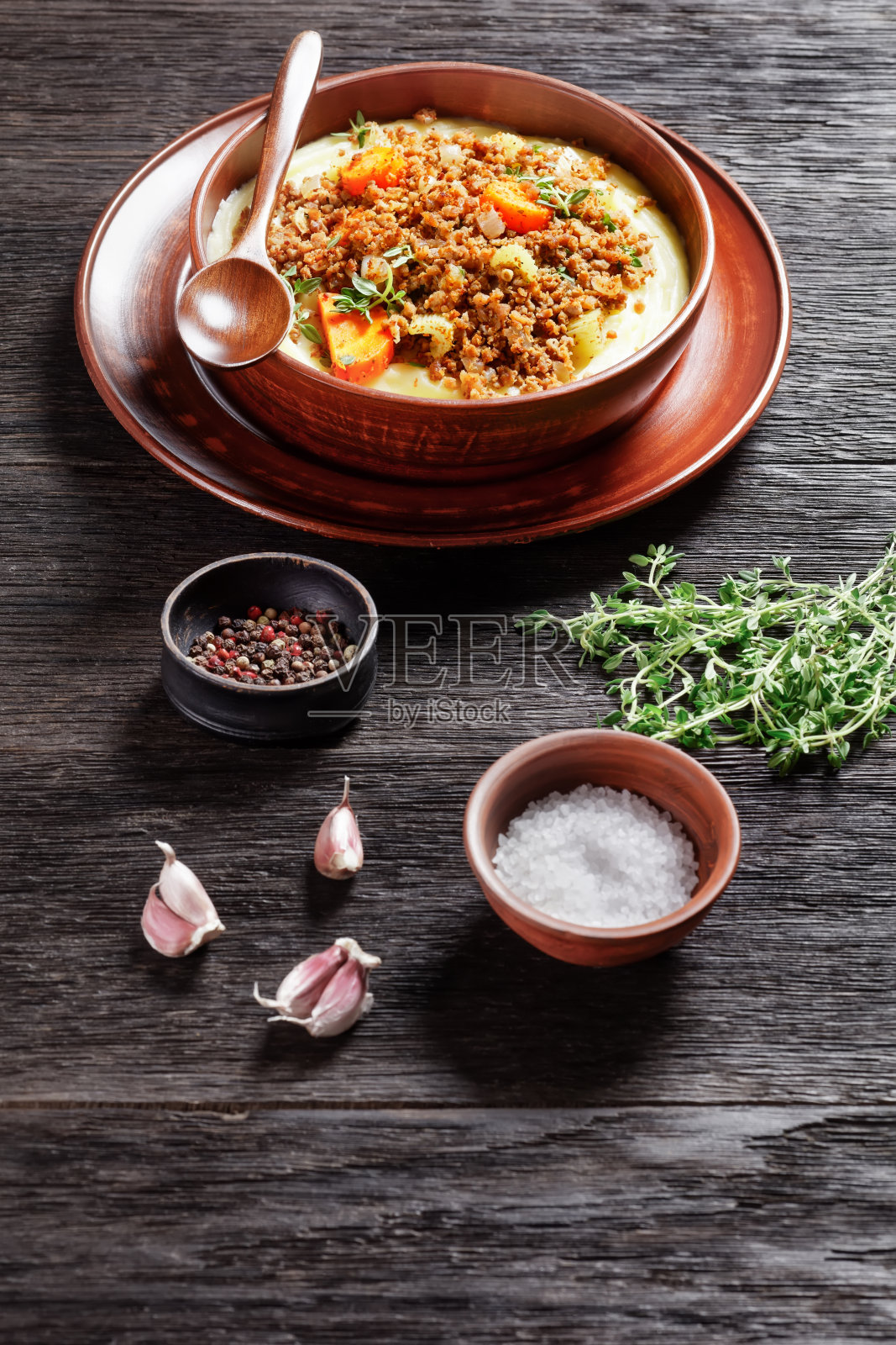 碎肉、马铃薯泥、胡萝卜炖牛肉、芹菜、香草,从上往下看,这是苏格兰美食照片摄影图片