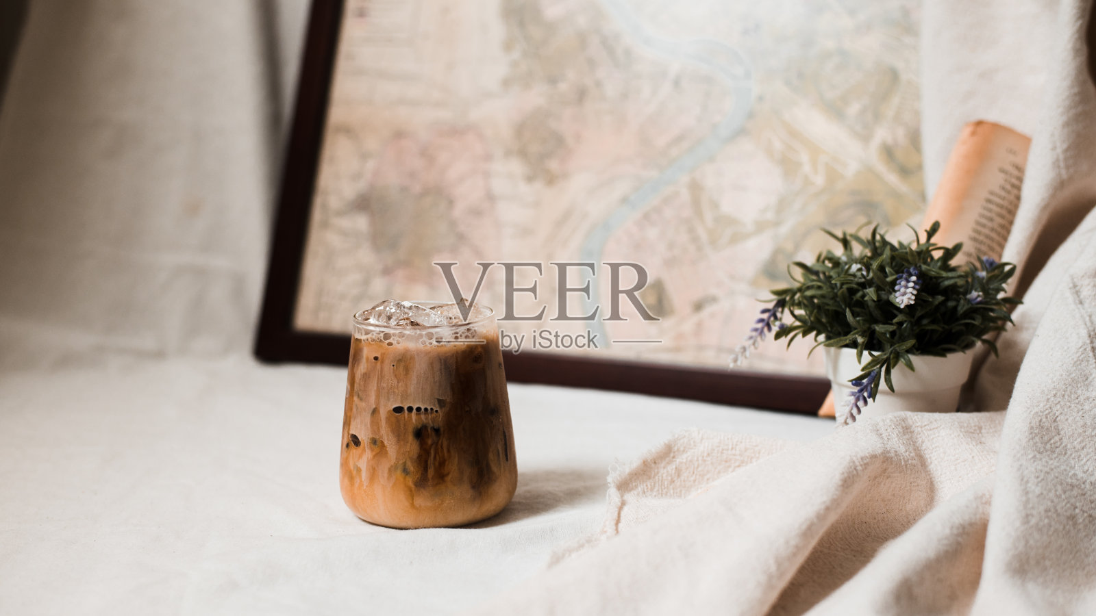 桌上有一杯咖啡照片摄影图片