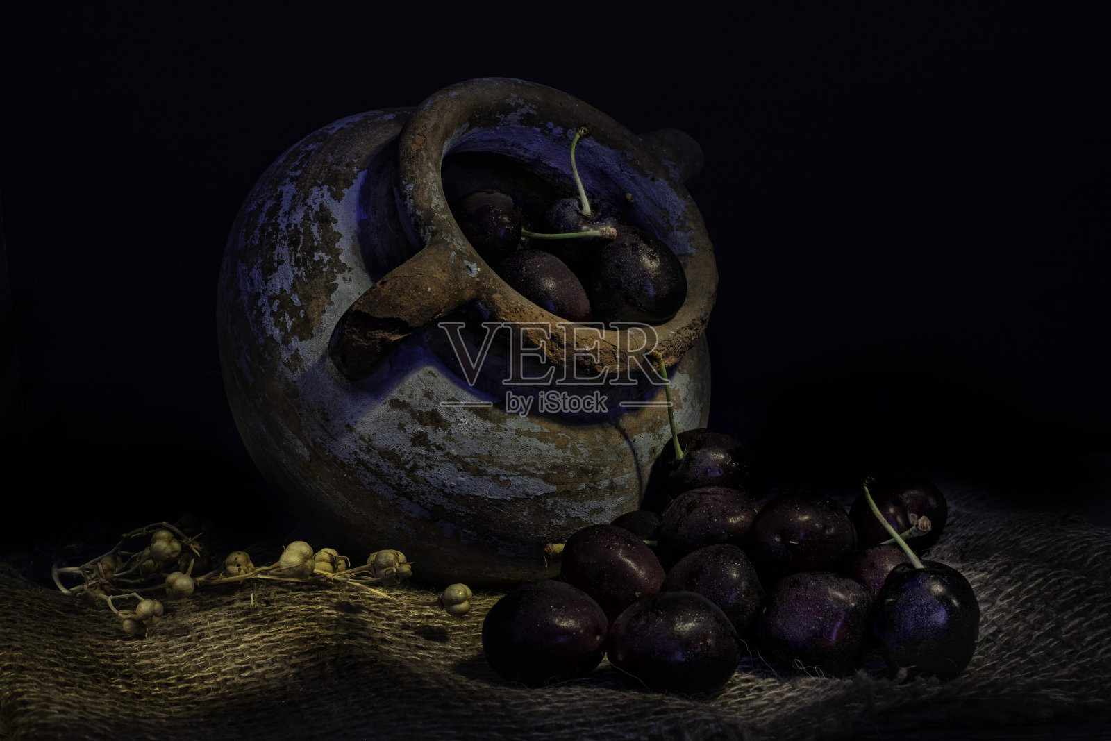 黑色穆迪食物静物在一个乡村风格。成熟的黑樱桃特写。照片摄影图片