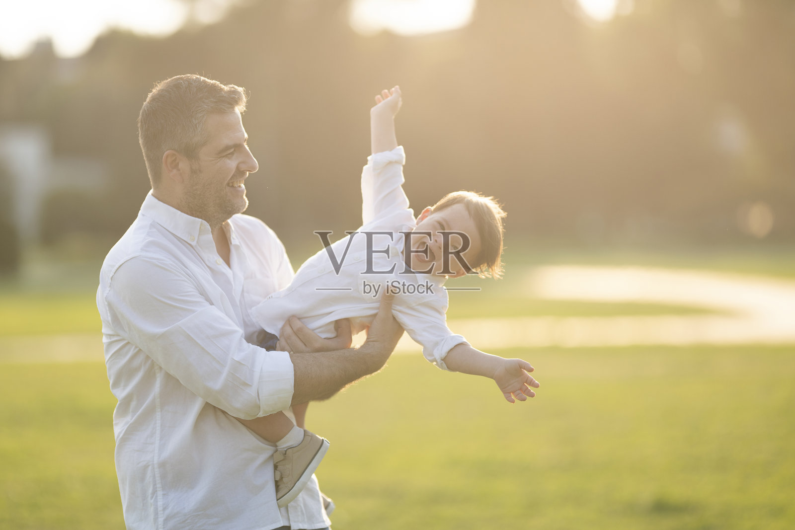 患有唐氏综合征的微笑小男孩照片摄影图片