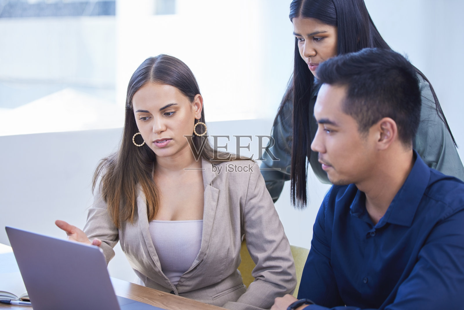 这是一群商务人士在办公室用笔记本电脑一起工作的照片照片摄影图片