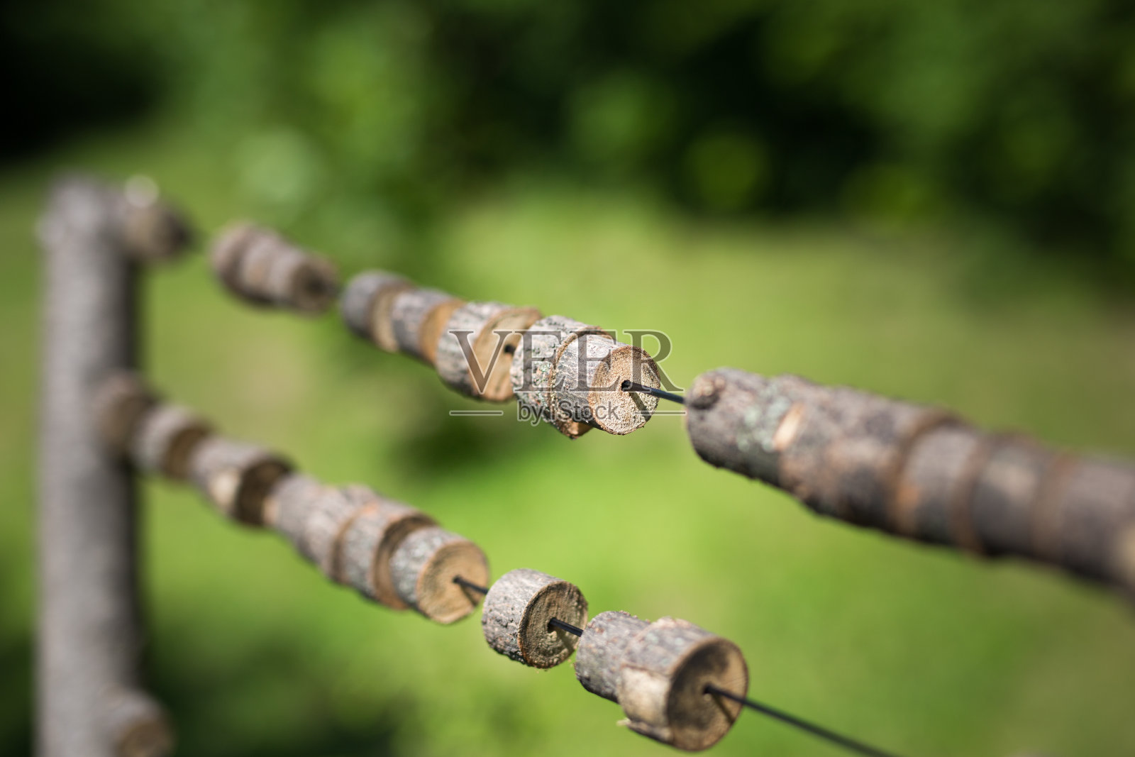 波兰克拉科夫的一个印度村庄的树桩照片摄影图片