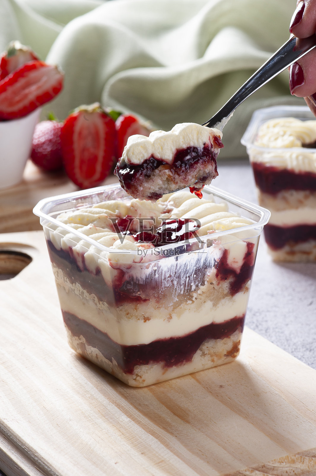 草莓蛋糕在锅里准备送。副本的空间。照片摄影图片