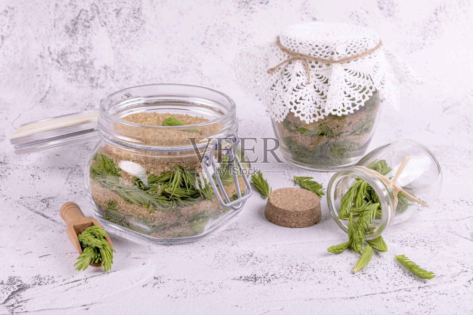 云杉的幼芽用红糖准备。治咳嗽和哮喘的药。照片摄影图片