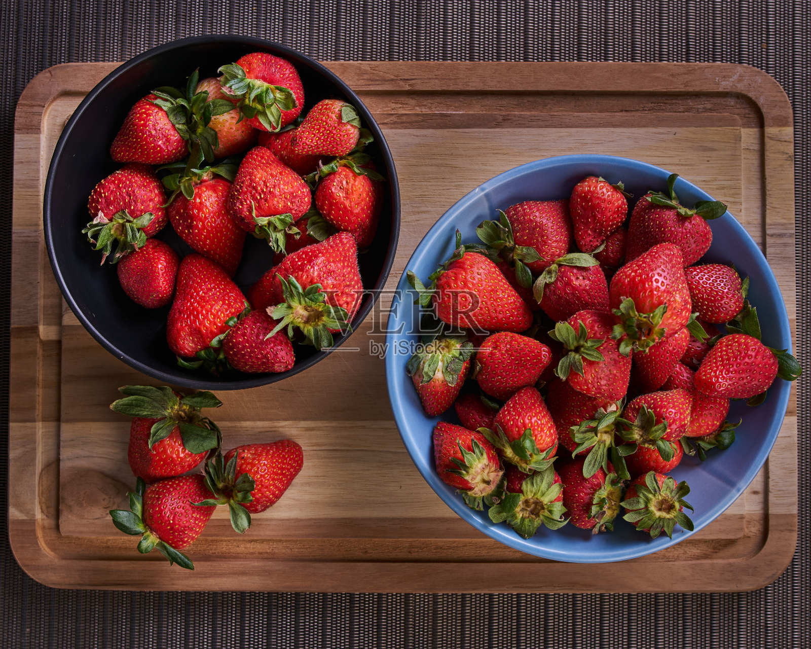 草莓在盘子里摆在桌上准备一份美味的甜点照片摄影图片