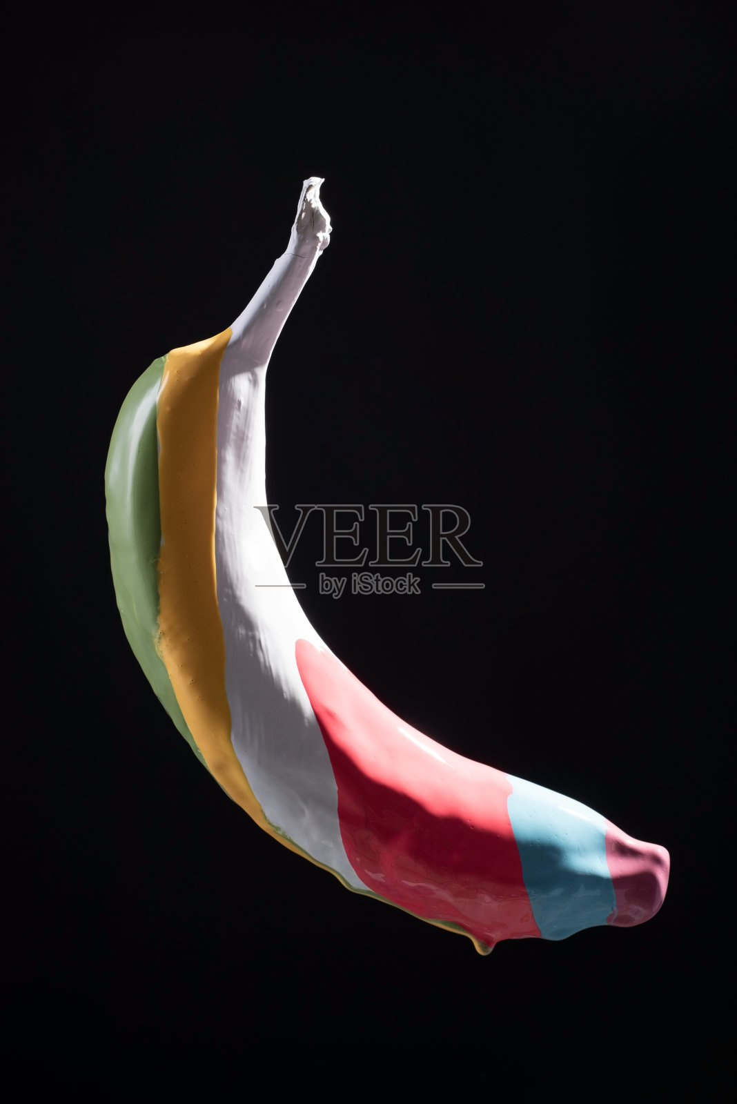 香蕉彩绘条纹,悬浮在黑色背景上的香蕉彩绘照片摄影图片