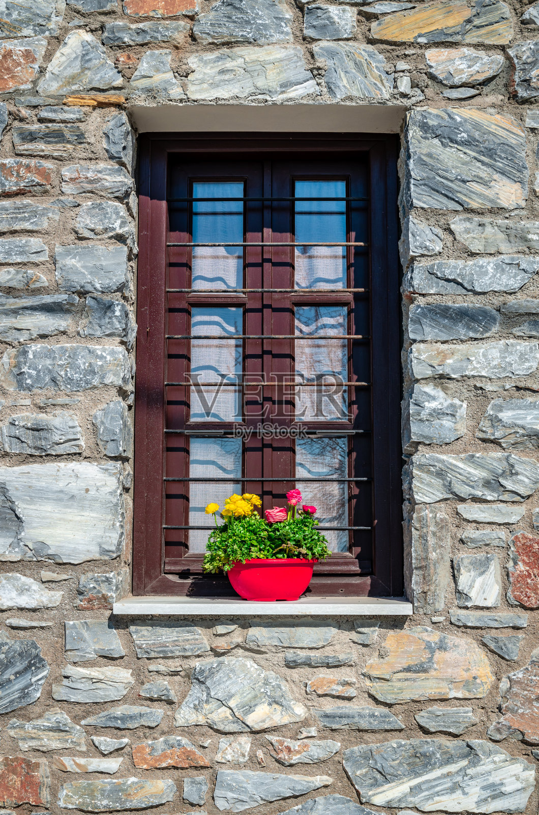 石头房子木窗前的花盆。Afissos、氧化镁、希腊。照片摄影图片