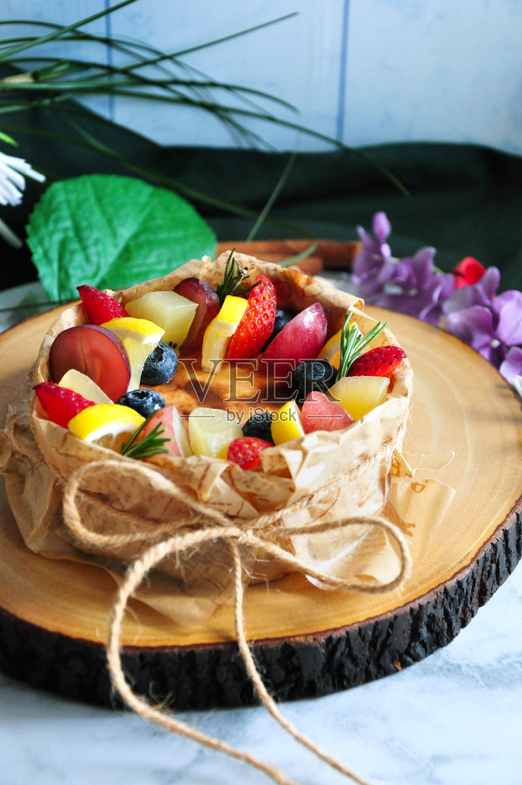 芝士蛋糕浇头与夏季水果拷贝空间的背景照片摄影图片