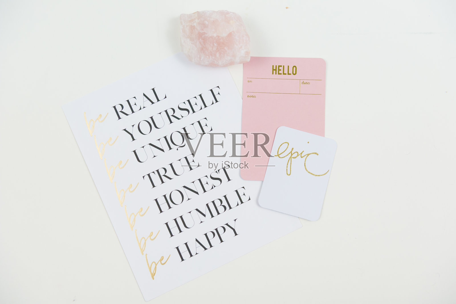 明亮的办公桌上照片摄影图片