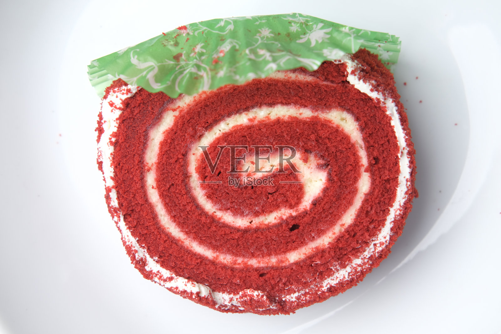 红丝绒蛋糕在盘子里照片摄影图片