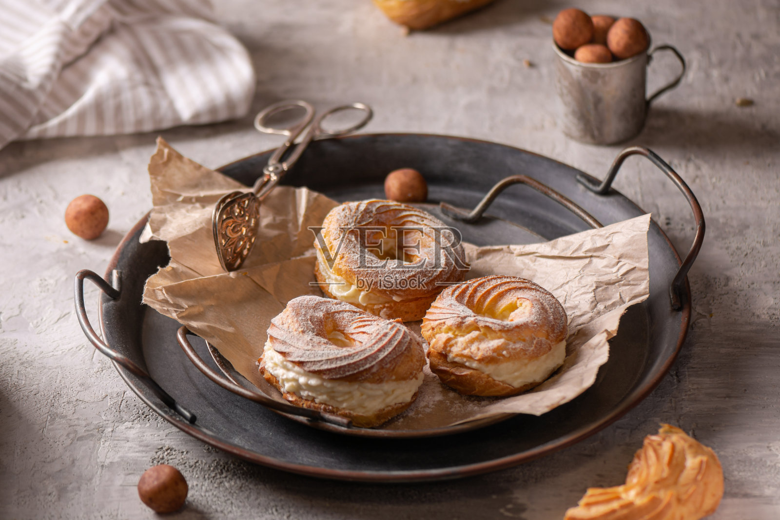 奶油蛋糕,奶油和杏仁软糖。照片摄影图片