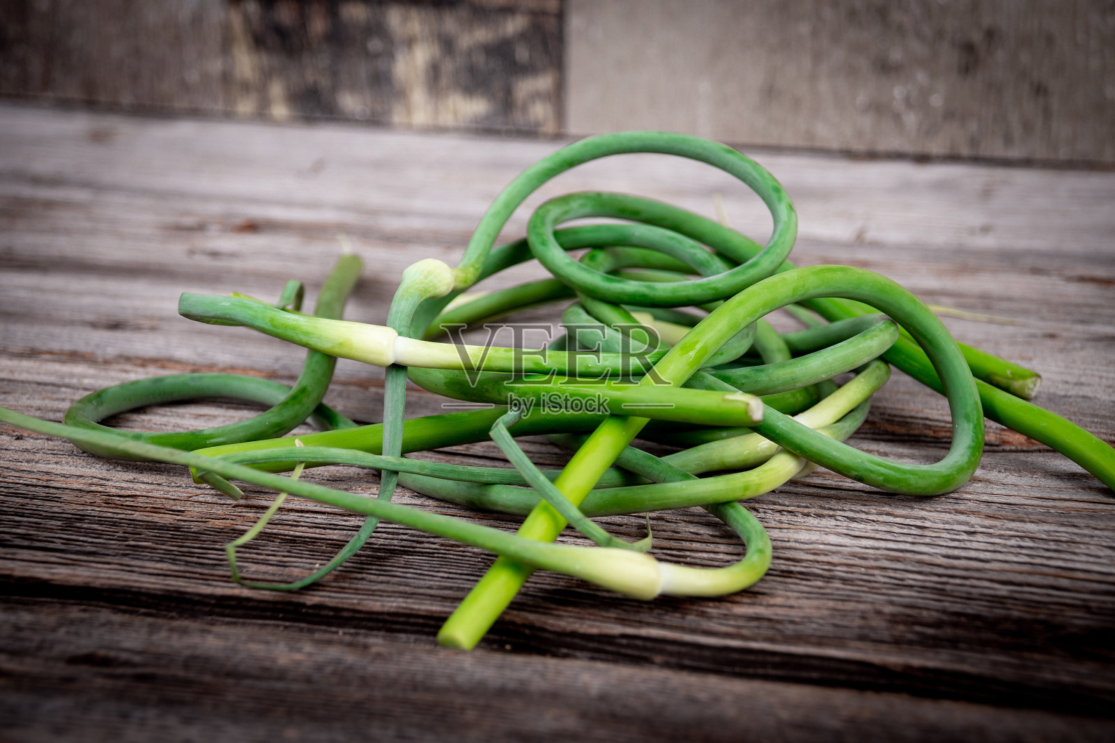 质朴的木桌上放着一束蒜花照片摄影图片