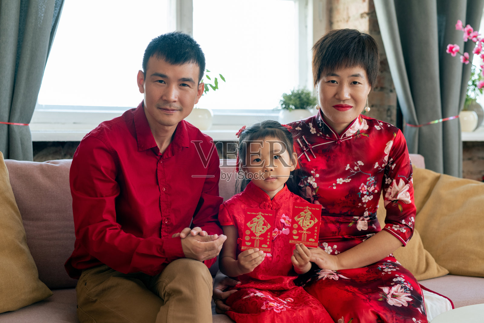一对亚洲夫妇和他们可爱的小女儿照片摄影图片