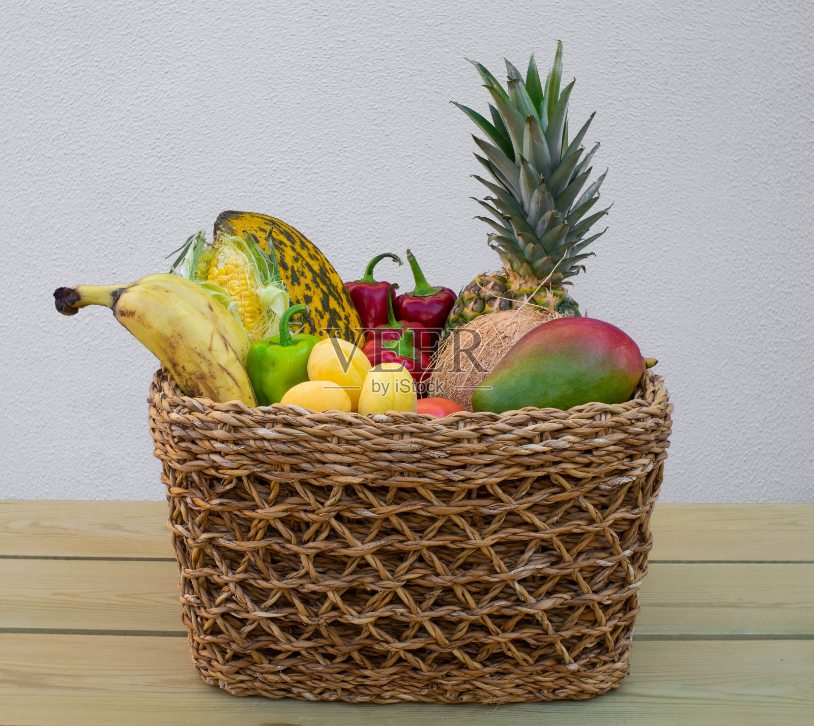 木桌上的篮子,里面有各种蔬菜和水果照片摄影图片