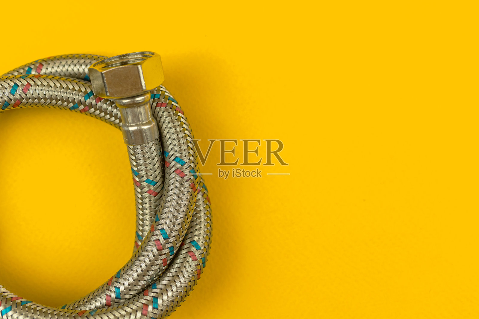 水管配件在黄色平铺背景与复制空间,水管在车间,俯视图照片照片摄影图片