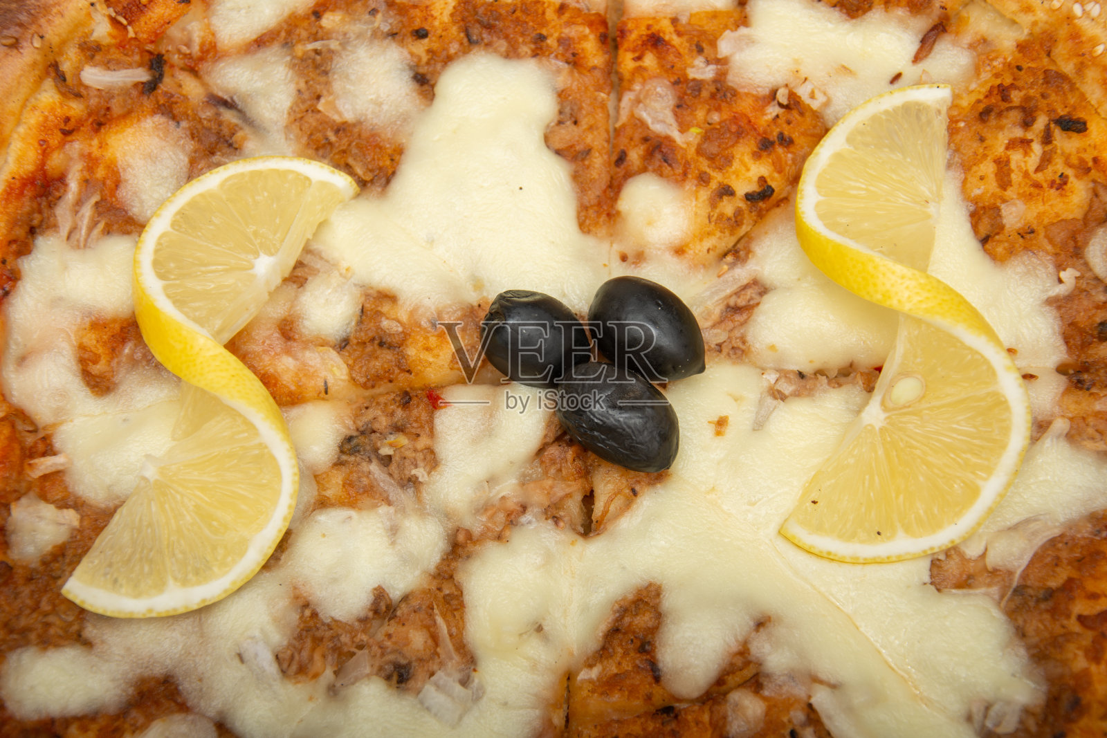 有金枪鱼,洋葱和橄榄的意大利比萨餐厅照片摄影图片