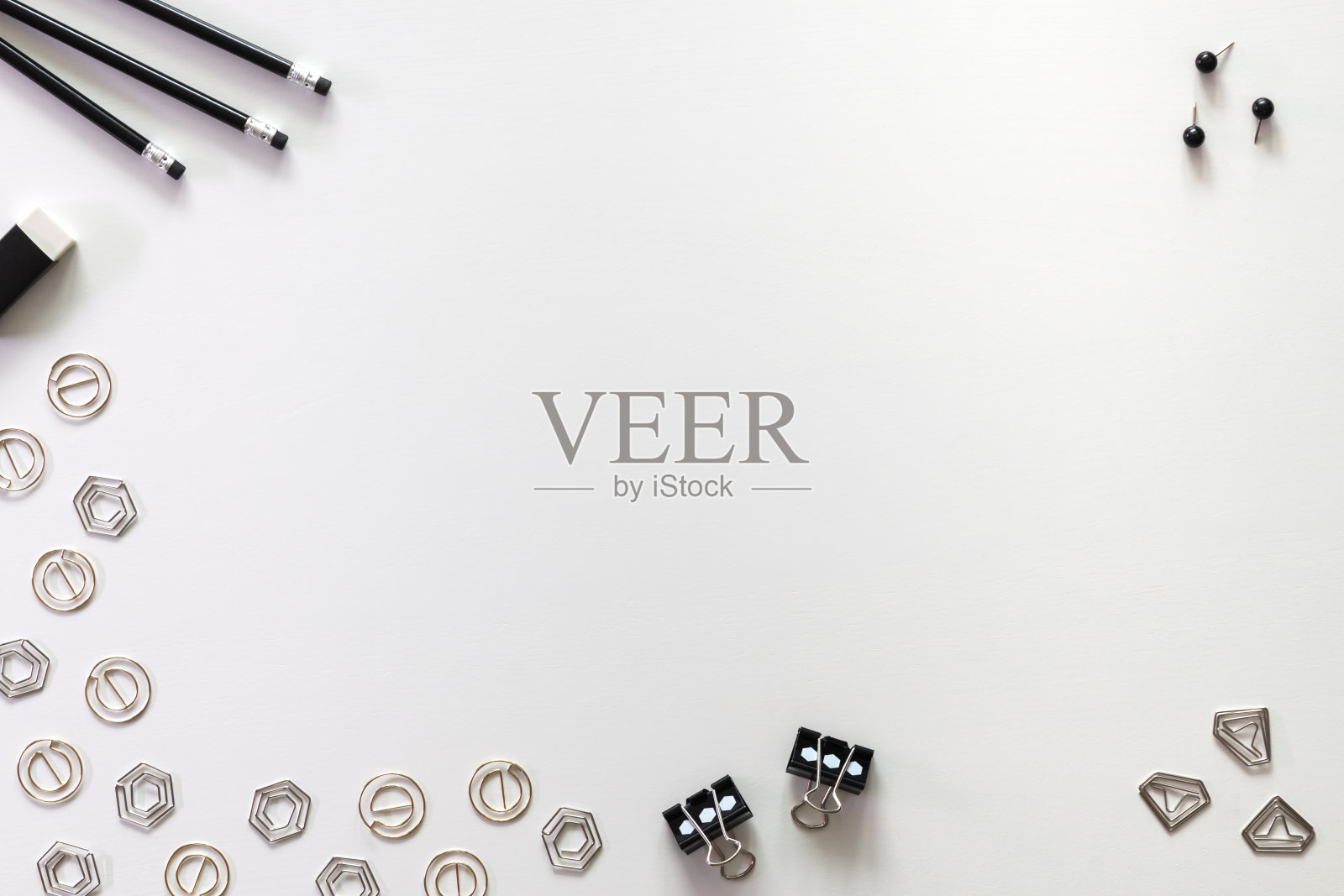 办公桌上散落着餐具。照片摄影图片