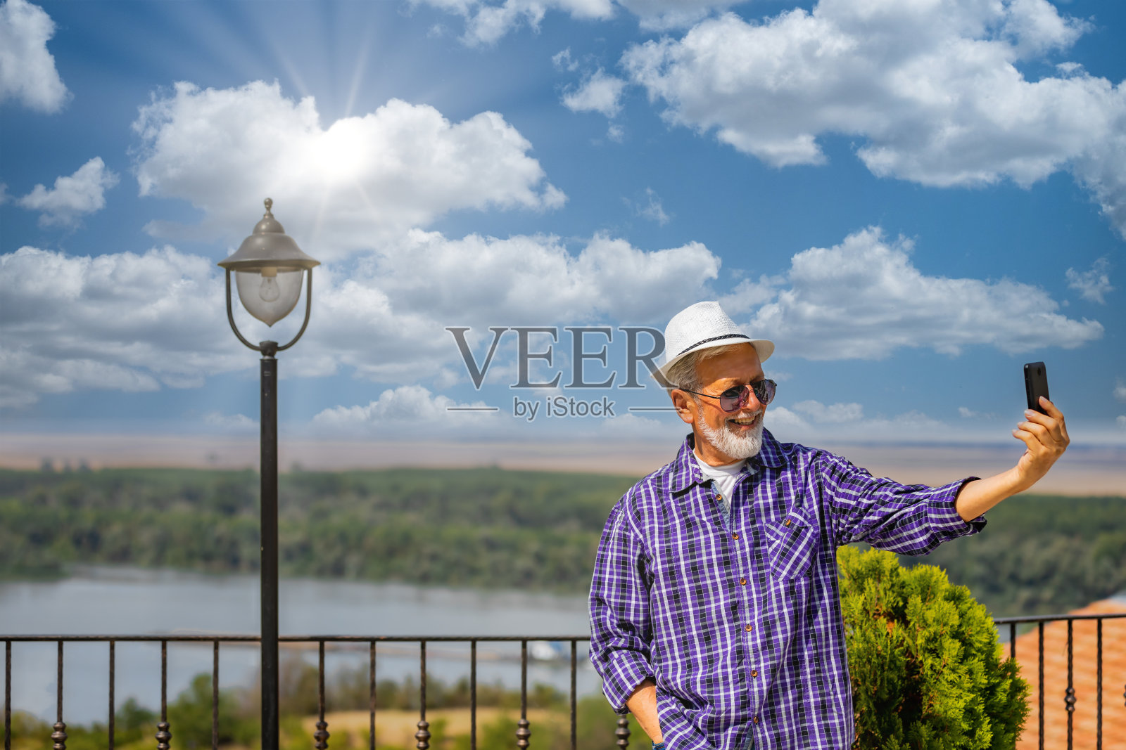 男子用手机自拍照片摄影图片