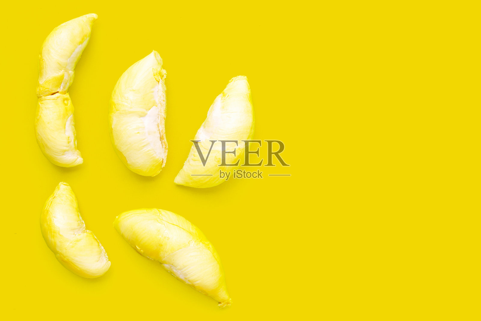 黄色背景上的榴莲。本空间照片摄影图片