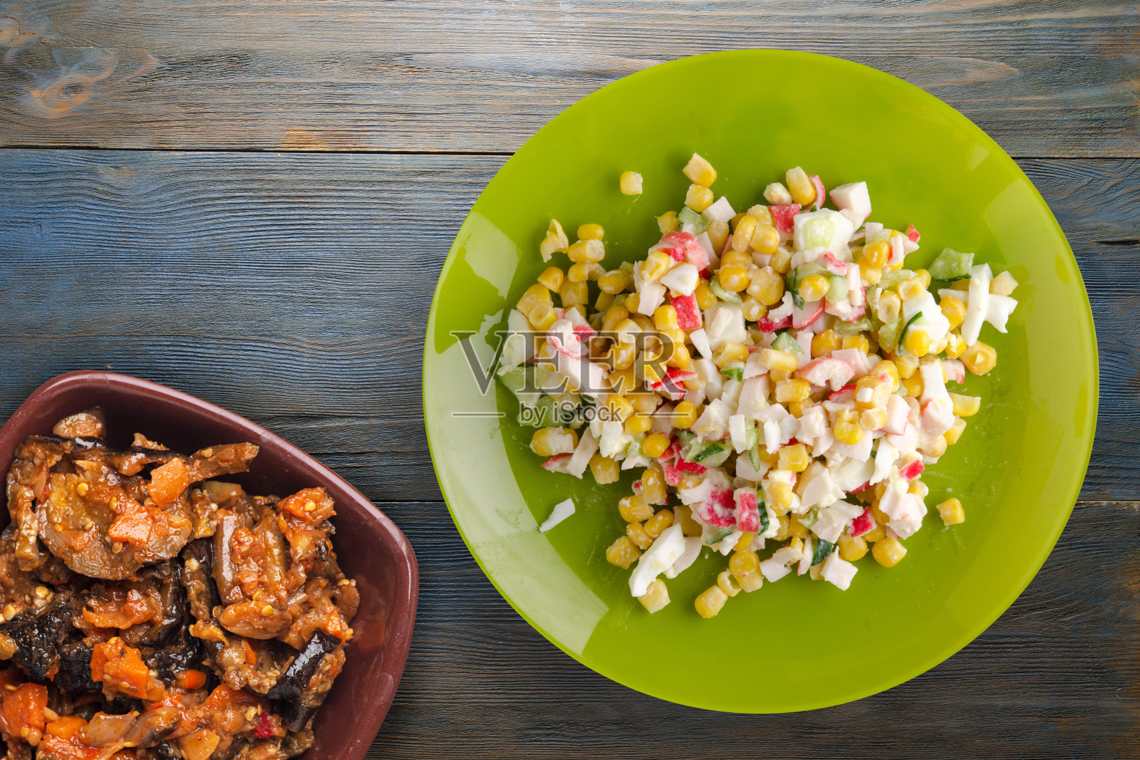 蟹肉沙拉装在盘子里照片摄影图片