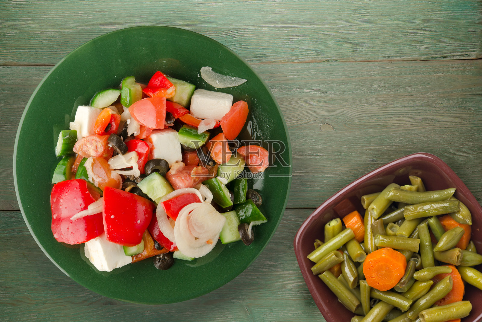 木制背景上的希腊沙拉照片摄影图片