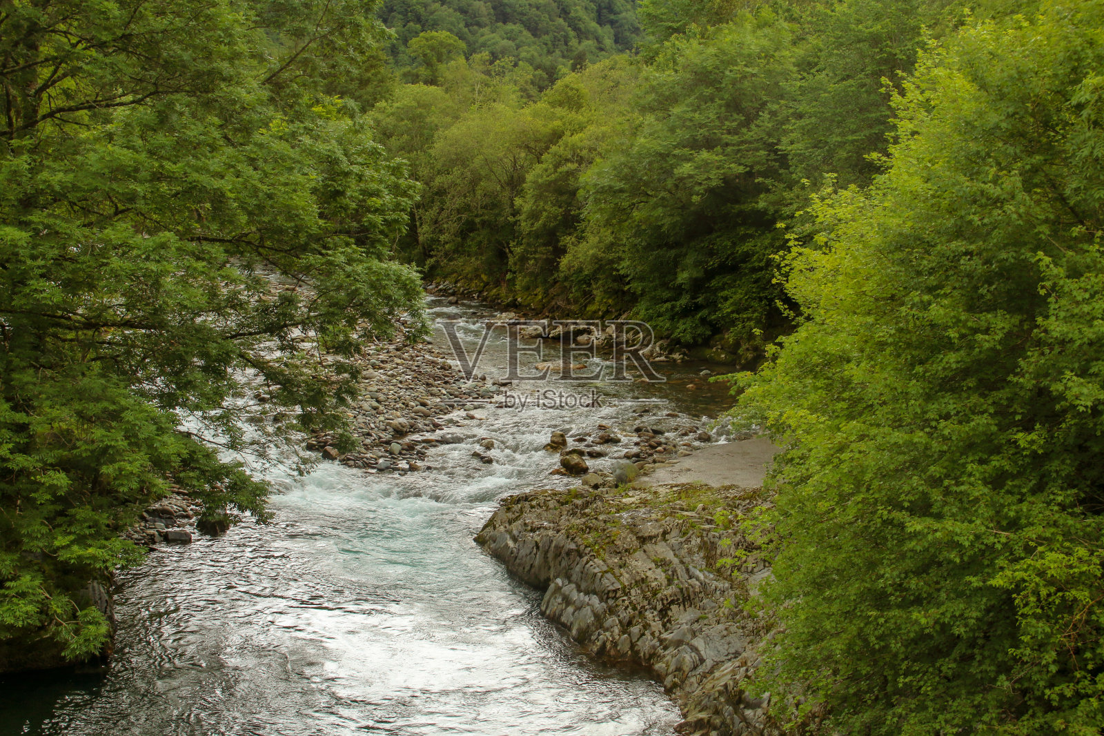 法国比利牛斯山脉北侧的阿斯皮河。照片摄影图片