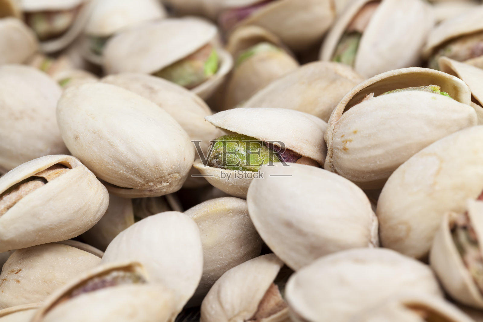 撒上盐的熟烤开心果照片摄影图片