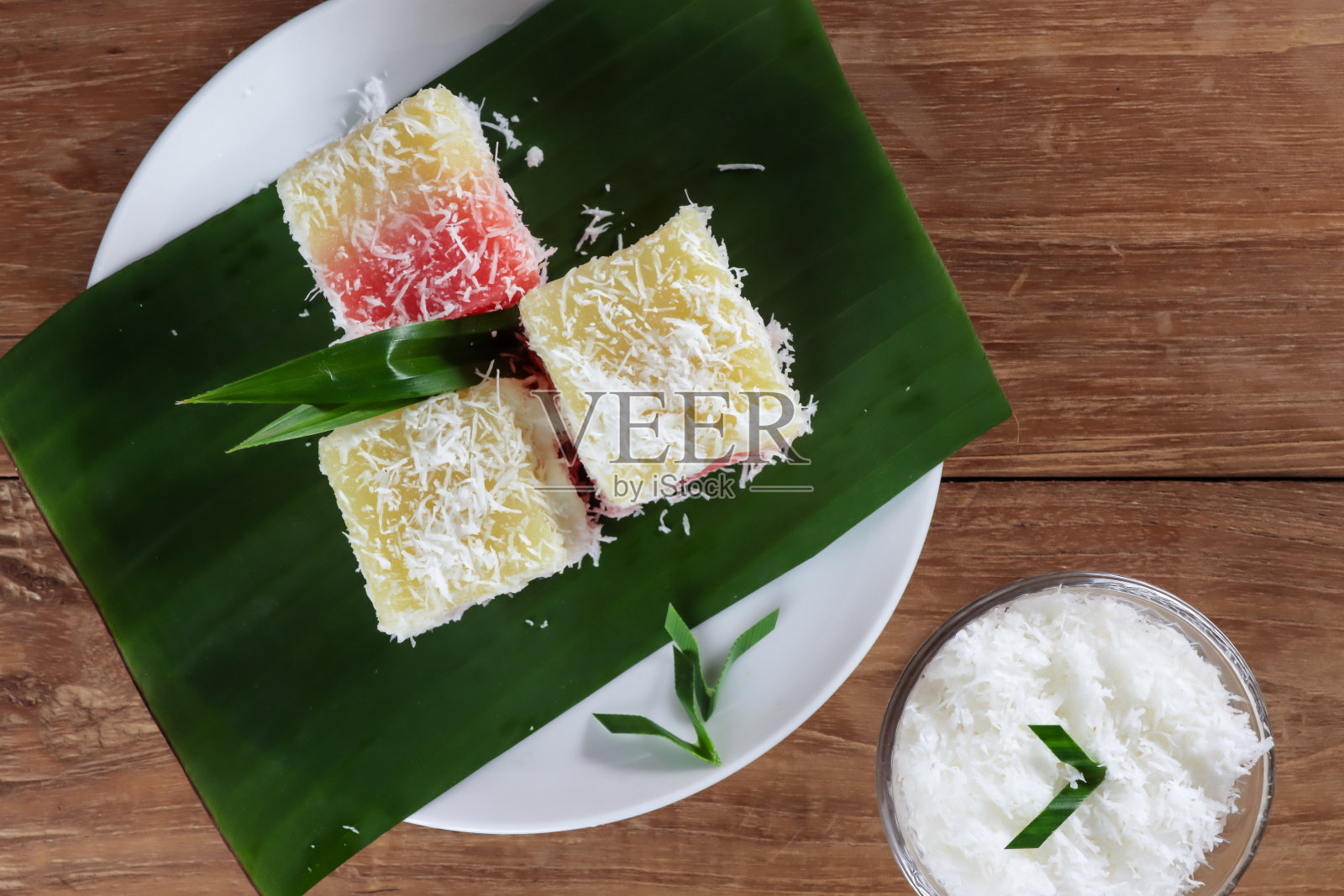 Sentiling是印尼传统小吃,由蒸磨碎的木薯和食品级色素,并与蒸磨碎的新鲜椰子一起食用。照片摄影图片