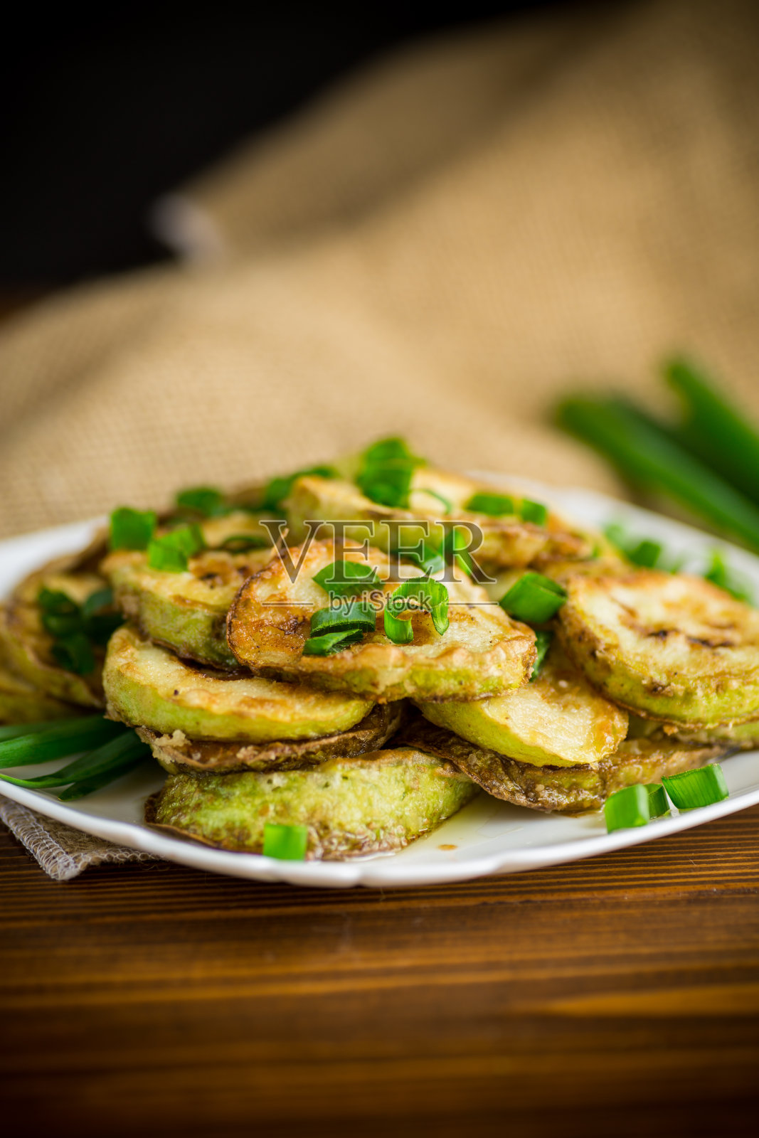 油炸西葫芦与新鲜的香草在盘子里圈照片摄影图片